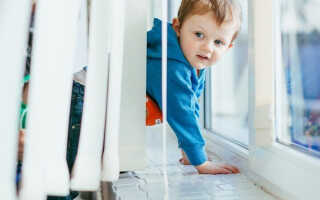 Как выбрать безопасные пластиковые окна для детей