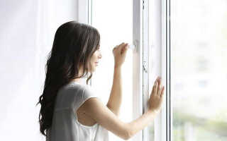 Какое окно выбрать для балконного блока с остеклением балкона и без?