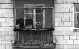 Минусы дешёвого остекления балкона деревом