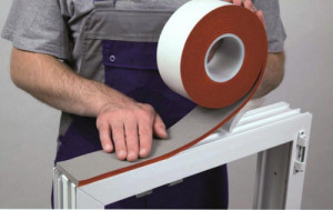 Установка внутренней пароизоляционной уплотнительной ленты