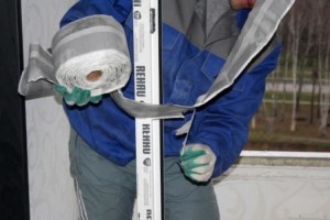 Установка внутренней пароизоляционной уплотнительной ленты