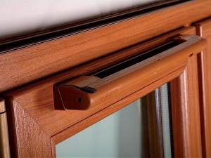 Проще и дешевле устанавливать клапан на окно, а не на стену возле окна