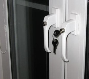 Ручки с ключом на окна из алюминиевого профиля.