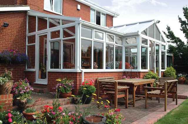 Если у вас есть лоджия или балкон, монтаж пластиковых дверей в этом случае – идеальное решение. 