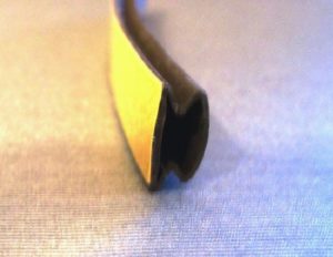 Установка уплотнителя на дверь