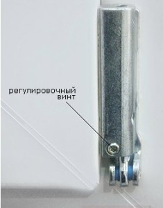 На нижней петле за прижим отвечает винтик