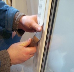 шпателем вынимаем штапики