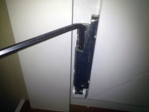 прижимные механизмы, находящиеся на раме со стороны навесов.