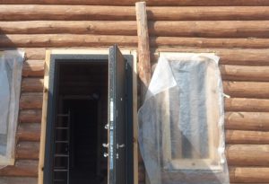Установка металлических дверей в деревянные дома