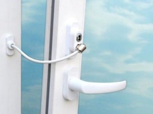 Ограничитель открывания с тросиком — новинка