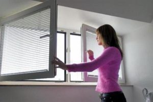 Самостоятельно проветривать помещение