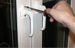 Как самостоятельно поставить (снять) ручку с окна ПВХ
