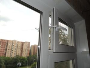 Пластиковые окна с форточкой незаменимы в помещениях