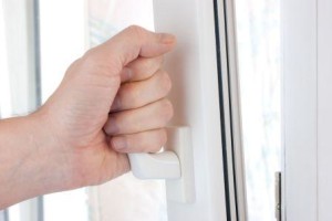 Оконная ручка поворачивается с трудом