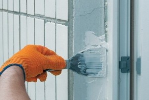 Обработка наружных откосов шпаклевкой