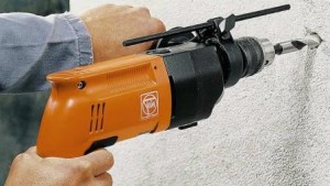 Для дюбеля сначала нужно просверлить отверстие.