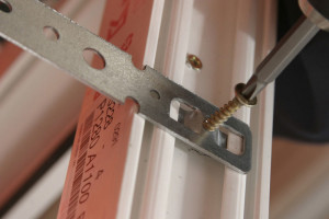 На каждое окно использовал 9 крепежных пластин.