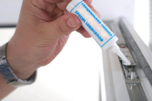 Чем смазывать пластиковые окна