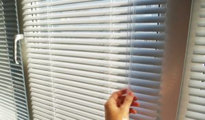 Как нужно чистить жалюзи?