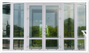 Входные двери из пластика со стеклопакетом