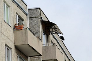 Как устанавливают крышу на балкон