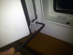 Процесс регулировки двери