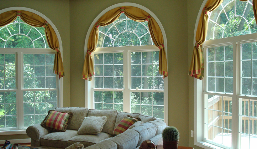 Пластиковое окно со шторами