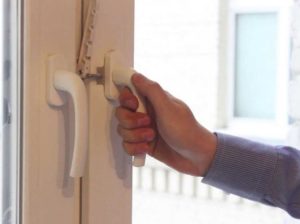 Заклинило пластиковое окно