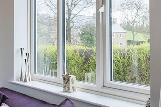 Окно на первом этаже остекление