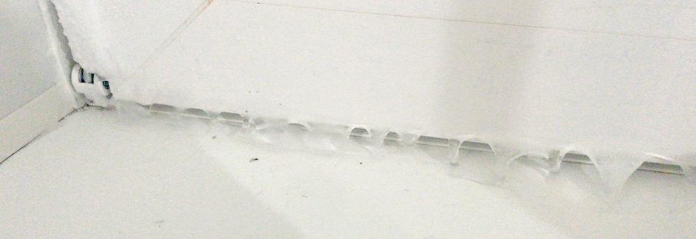 Обледенелое окно на балконе