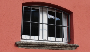 Окно с решеткой