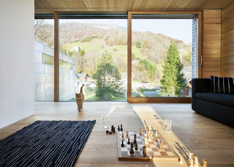 Интерьер с шахматами на полу