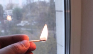 Проверка пластикового окна на сквозняк с помощью спички