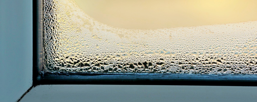 Причины запотевания пластиковых окон