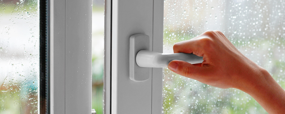 Можно ли ставить пластиковые окна в дождь