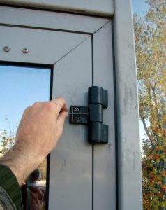 Особенности наладки пластиковой двери