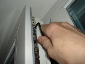 Как открыть заклинившее платиковое окно