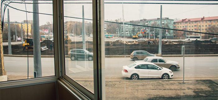 Вид из окна на проезжую часть