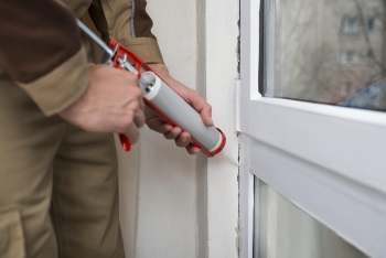 Утепление окна монтажной пеной