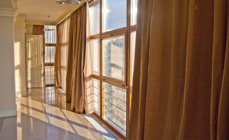 Интерьер квартиры с панорамным остеклением