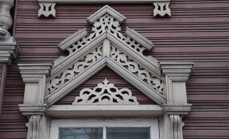 Светлые резные окна