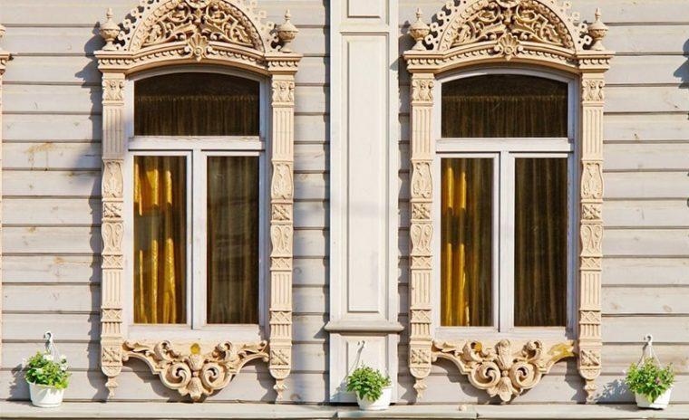 Резные деревянные окна. Вид снаружи