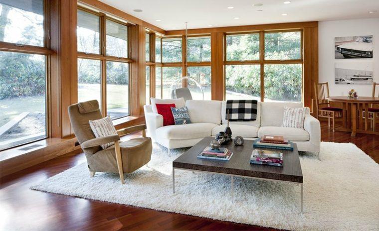 Красивые деревянные окна в частном доме