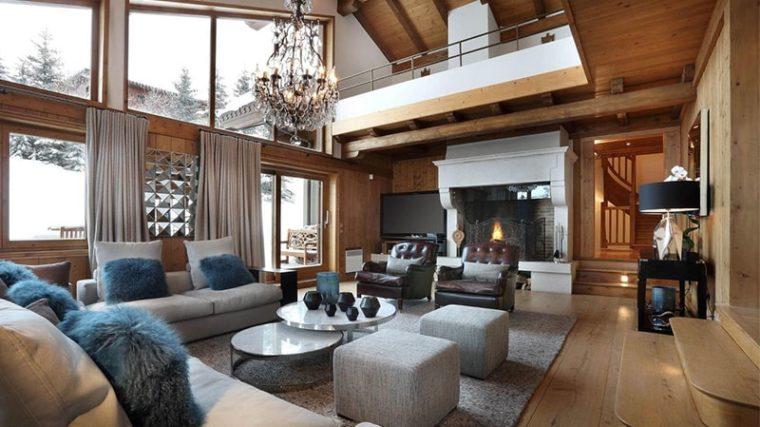 Светлый интерьер дома с большим количеством света