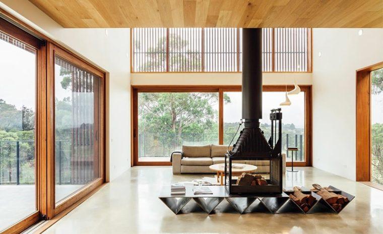 Интерьер в светлых тонах с камином