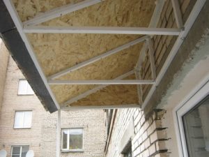 Монтаж крыши балкона на последнем этаже