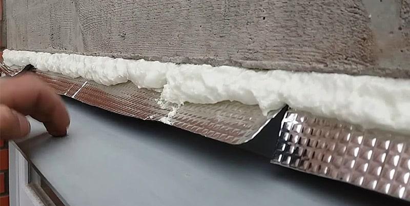 Щели заделываются герметиком