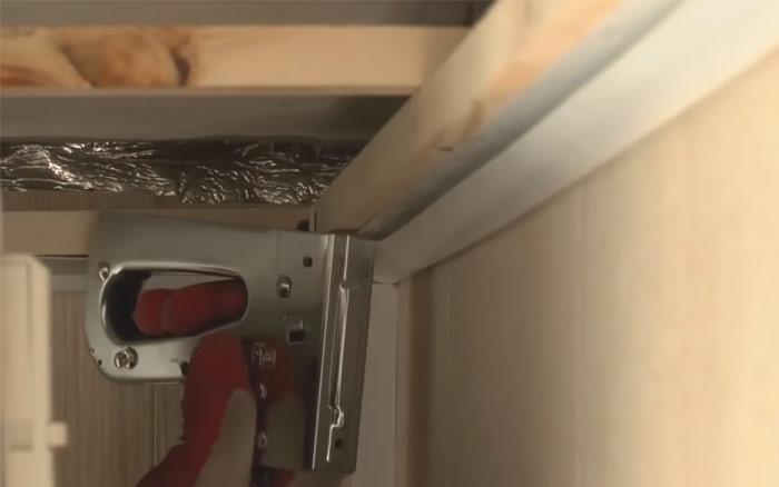 Монтаж деревянных брусков для каркаса